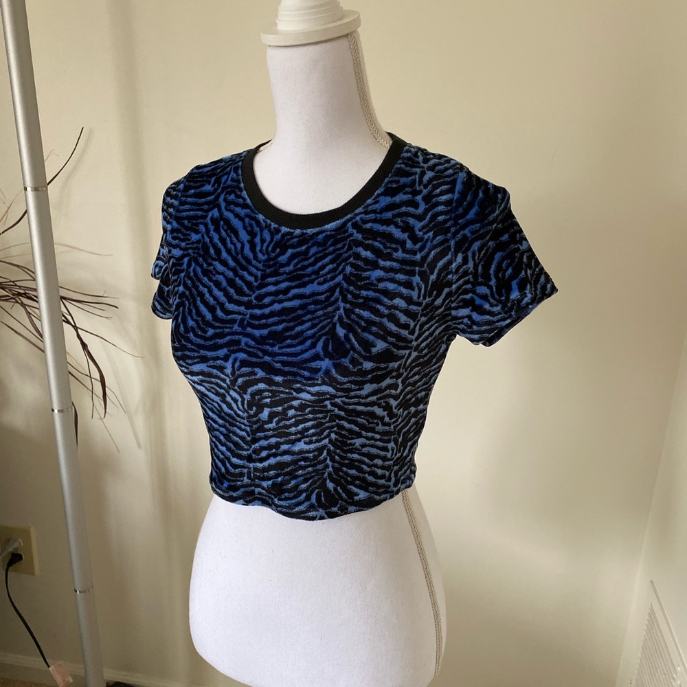 UO Kaleo Velour Short Sleeve Cropped Top - Picture 8 of 15